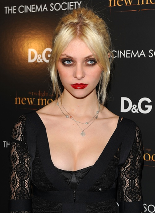 Illustration for article titled Taylor Momsen Is The Queen Of The Teenage Scowl